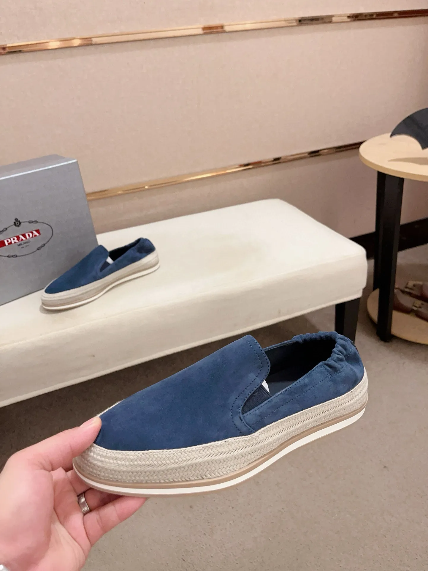 Men's shoes 💰 540💰 ✔️✔️✔️Higher version High-quality new PRADA (Prada) counters are launched at the same time. The new men's shoes and 😘 fabrics are made of high-tech glue-making technology. Lining: Full cowhide lining. 👍🏿 High-end ☄️ air-cushion molded anti-slip rubber outsole, exquisite lines, simple and elegant, comfortable and high-end for leisure travel. Code number: 38 to 45